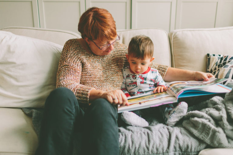 voorleesritueel: oma en kleinkind lezen